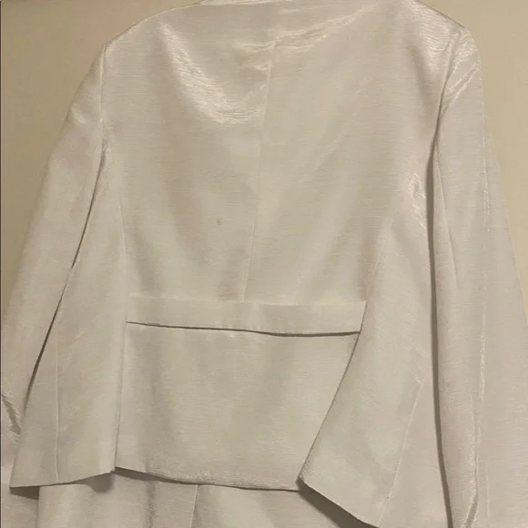 White suit - Picture 4 of 4